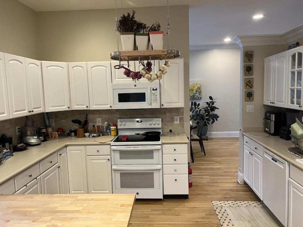 Location! House With Home Office, Gym, More-Черри-Хилл Экстерьер фото